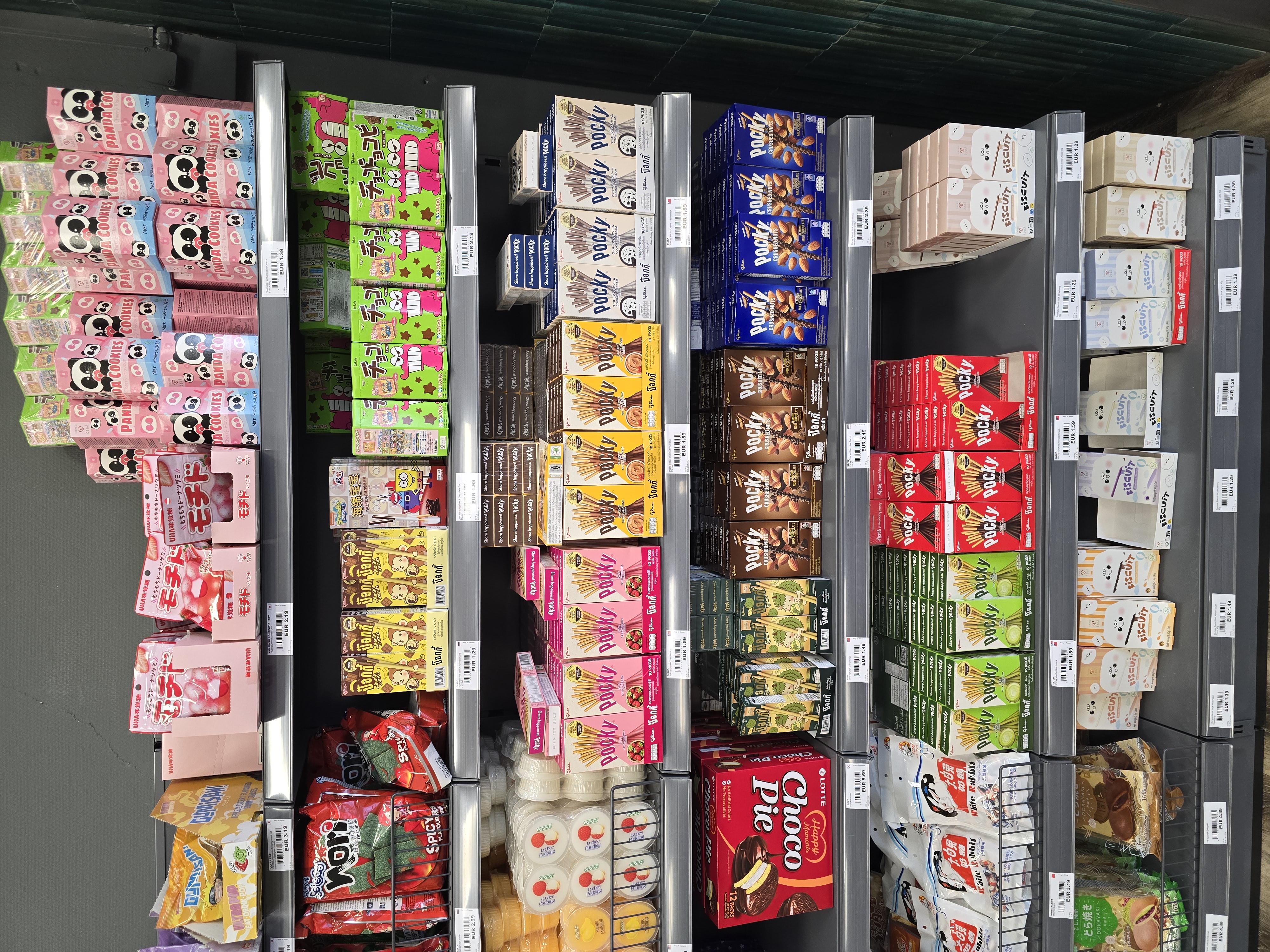 Snacks im Regal