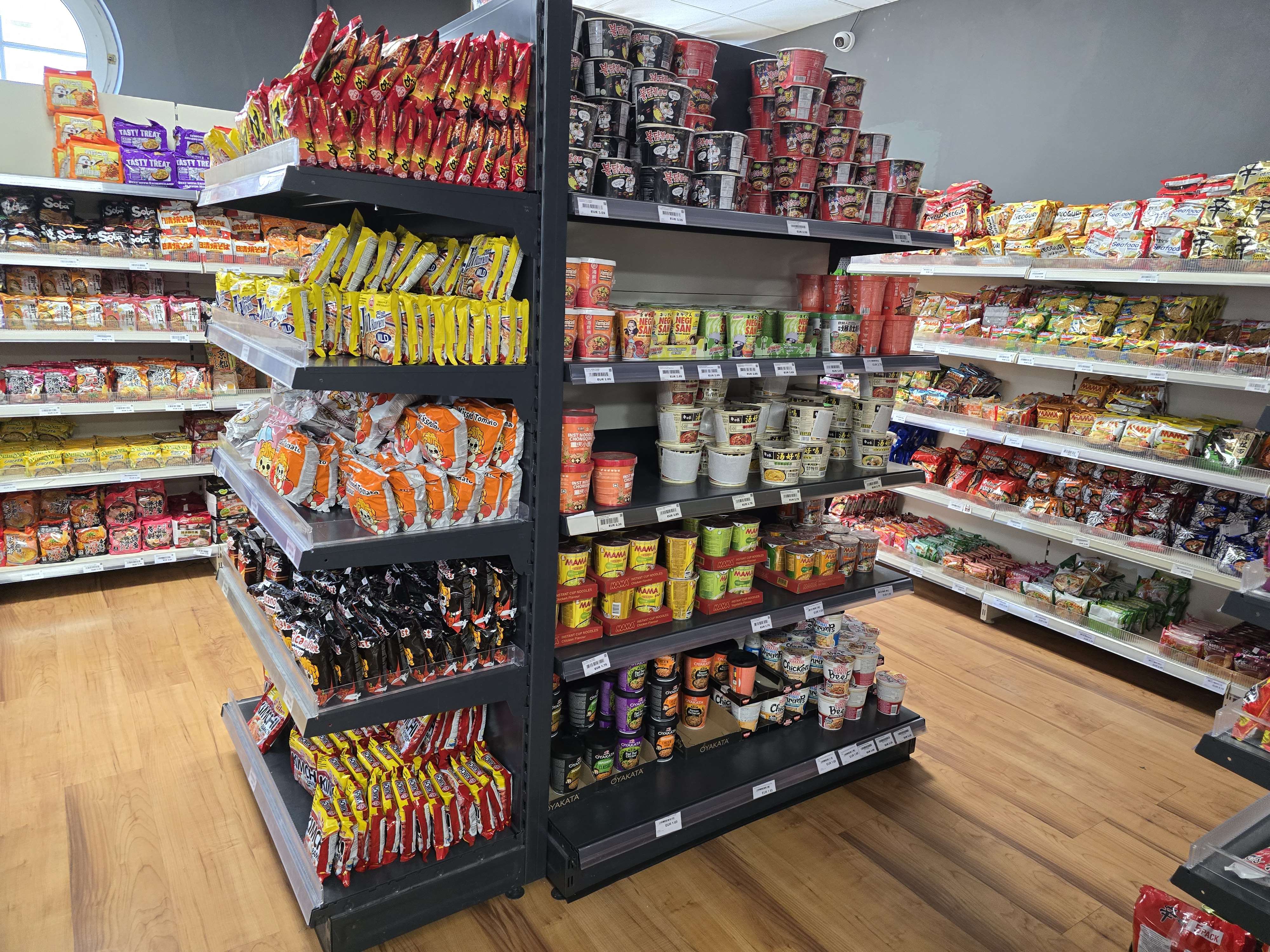 Produktregal in der Filiale Panda-Panda by JEN Jena